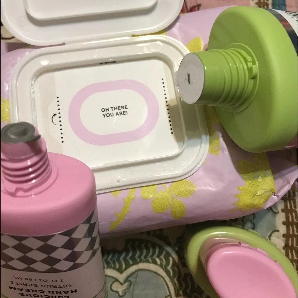 Refreshments Body and Hand lotions with Makeup wipes and cleansing face wipes - Picture 2 of 10